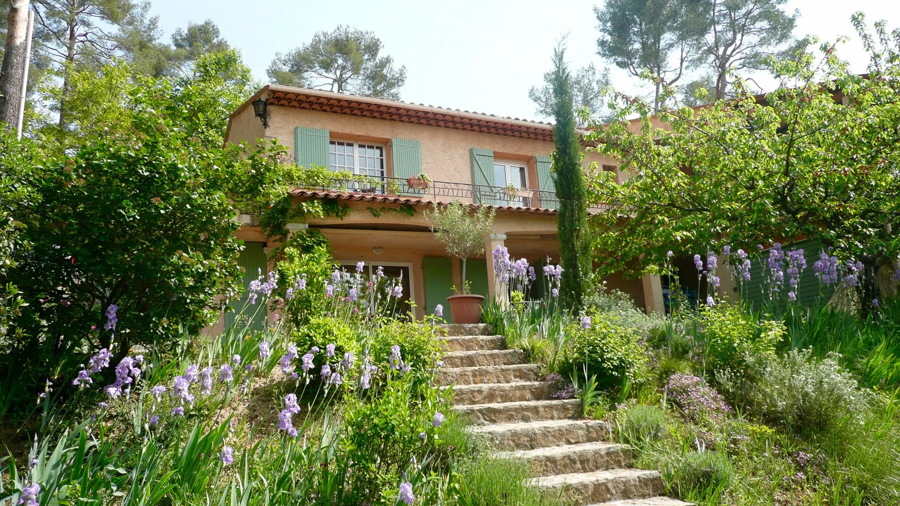 Terrasse et jardin fleuri